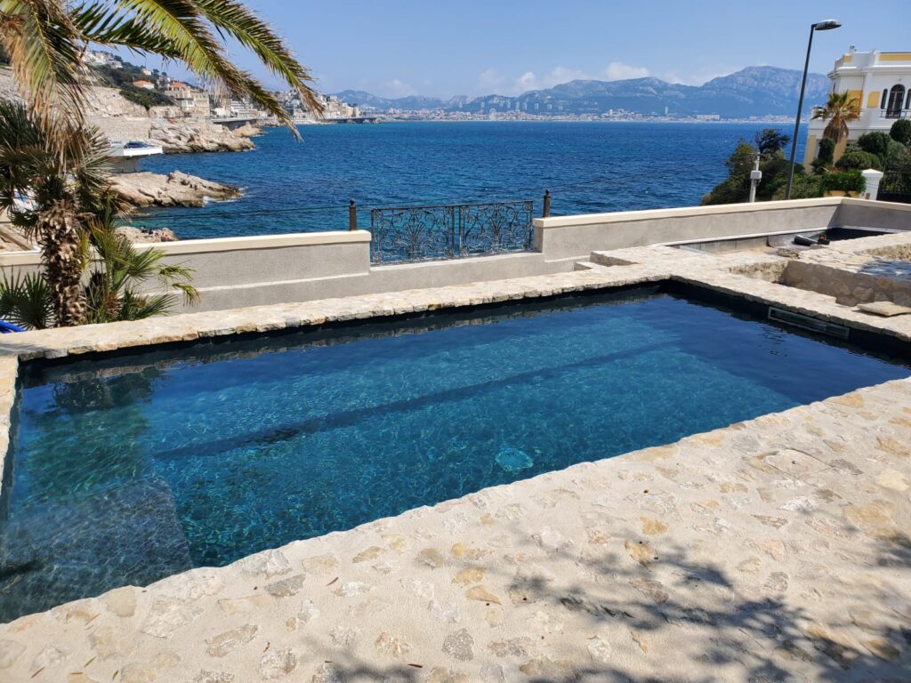 Piscine face à la mer sur la Côte d'Azur