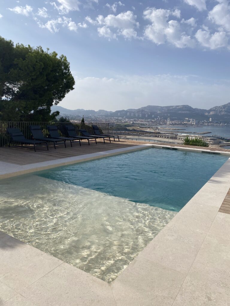 Vue 3/4 d'une grande piscine rectangulaire construite à Marseille par Art déco Piscine