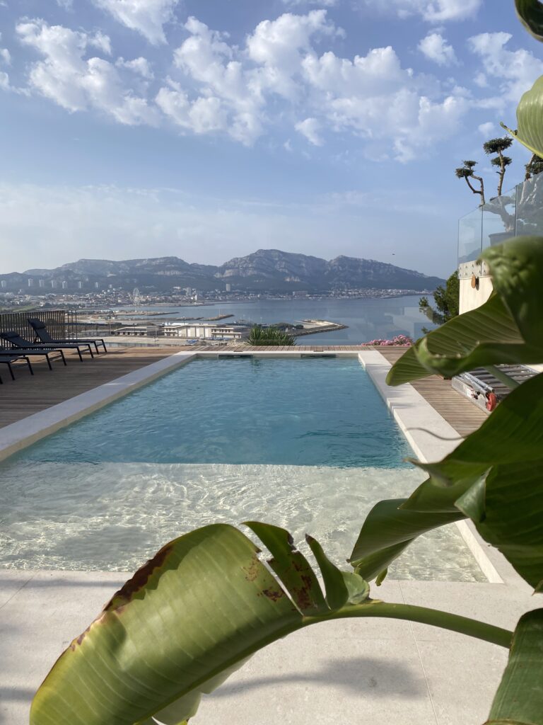 Jolie photo d'une grande piscine rectangulaire construite à Marseille par Art déco Piscine